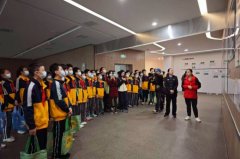 正在成都安心吃∣中学生乘食安巴士探秘果茶工